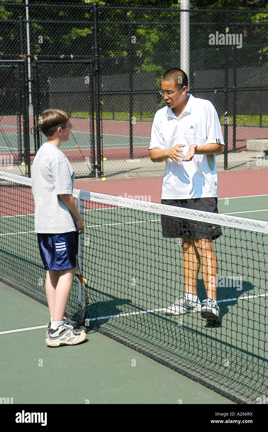 Les leçons de tennis sont fournis par une municipalité locale pour aider les enfants à apprendre la partie de tennis Banque D'Images