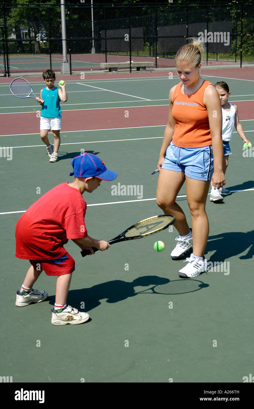 Les leçons de tennis sont fournis par une municipalité locale pour aider les enfants à apprendre la partie de tennis Banque D'Images