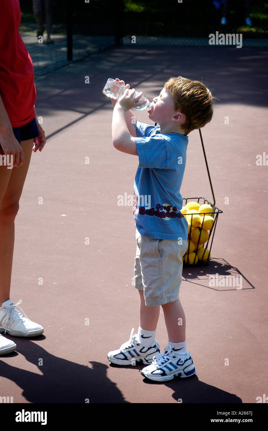 Les leçons de tennis sont fournis par une municipalité locale pour aider les enfants à apprendre la partie de tennis Banque D'Images