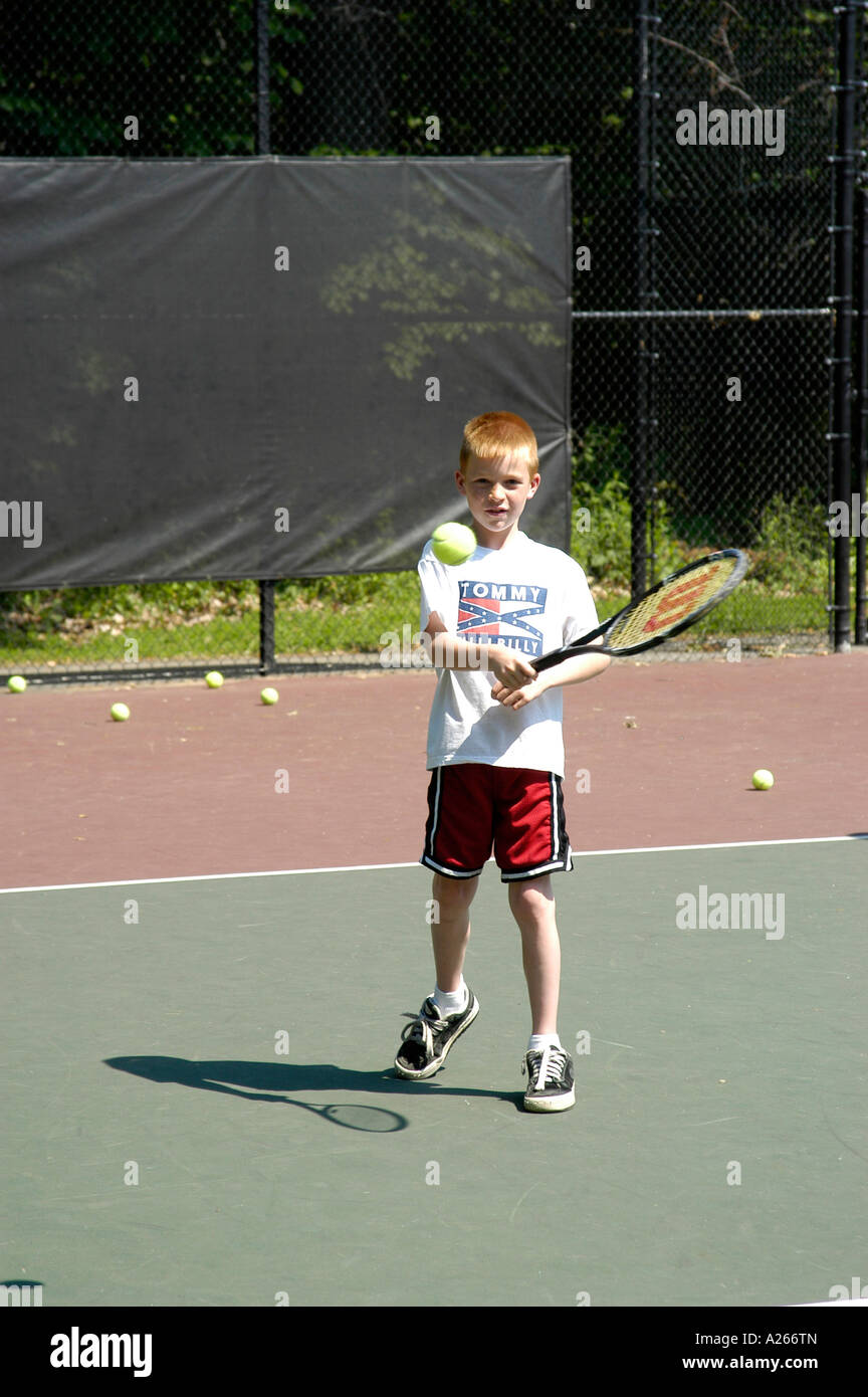 Les leçons de tennis sont fournis par une municipalité locale pour aider les enfants à apprendre la partie de tennis Banque D'Images