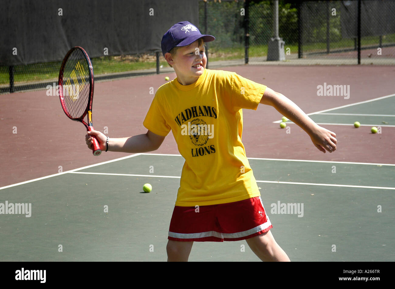 Les leçons de tennis sont fournis par une municipalité locale pour aider les enfants à apprendre la partie de tennis Banque D'Images
