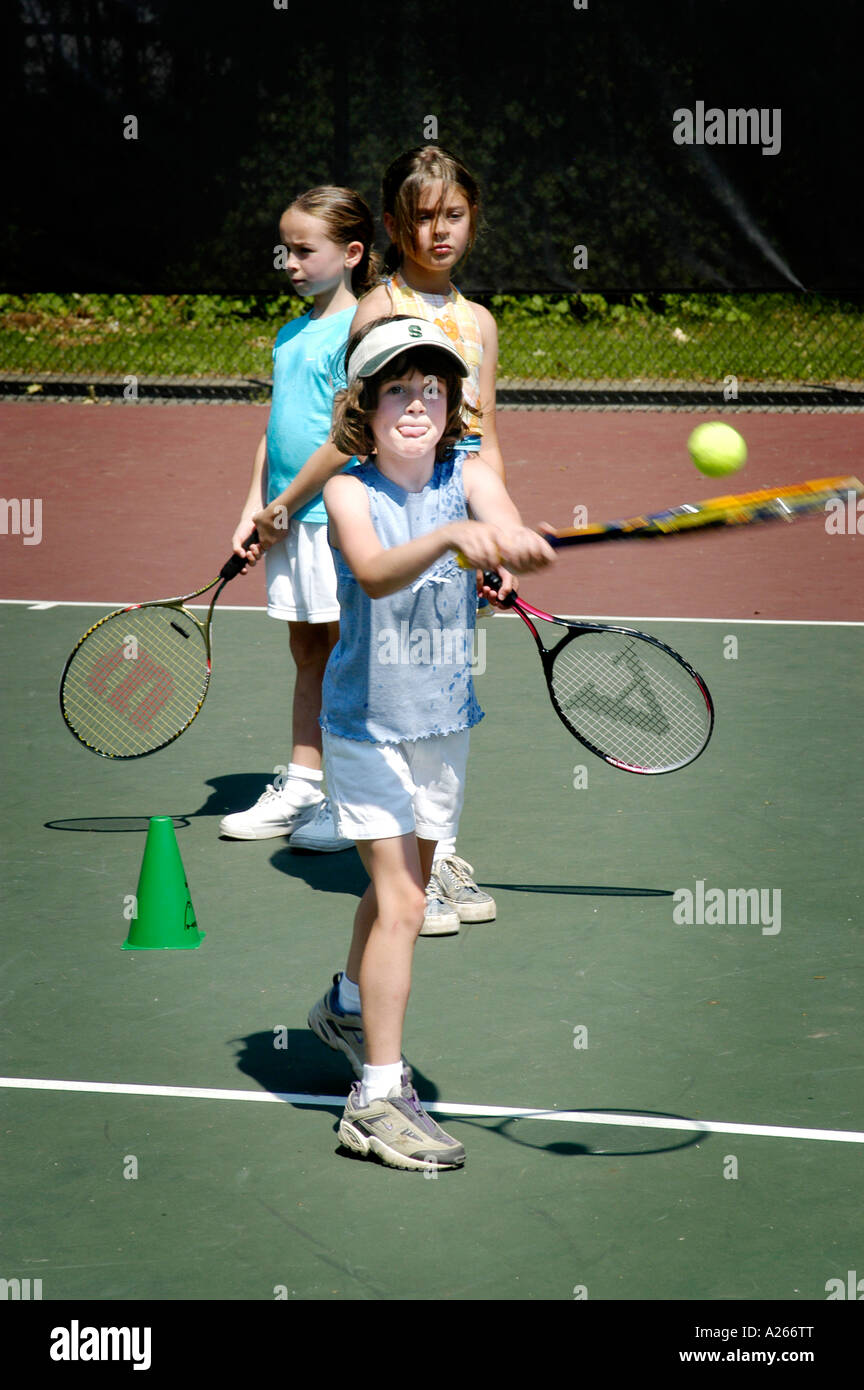 Les leçons de tennis sont fournis par une municipalité locale pour aider les enfants à apprendre la partie de tennis Banque D'Images
