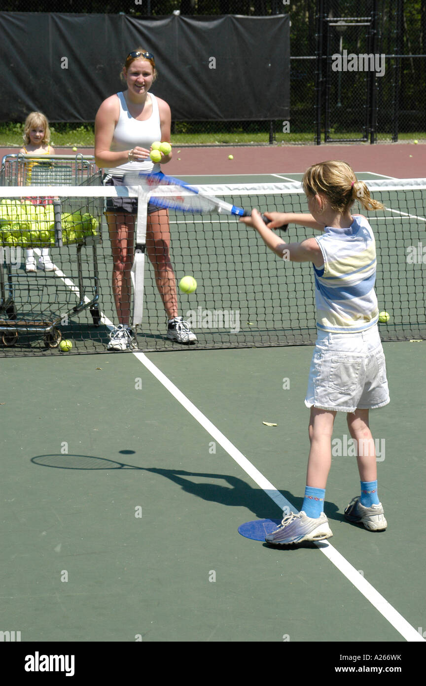 Les leçons de tennis sont fournis par une municipalité locale pour aider les enfants à apprendre la partie de tennis Banque D'Images