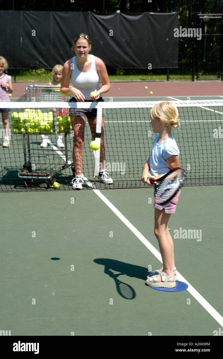 Les leçons de tennis sont fournis par une municipalité locale pour aider les enfants à apprendre la partie de tennis Banque D'Images