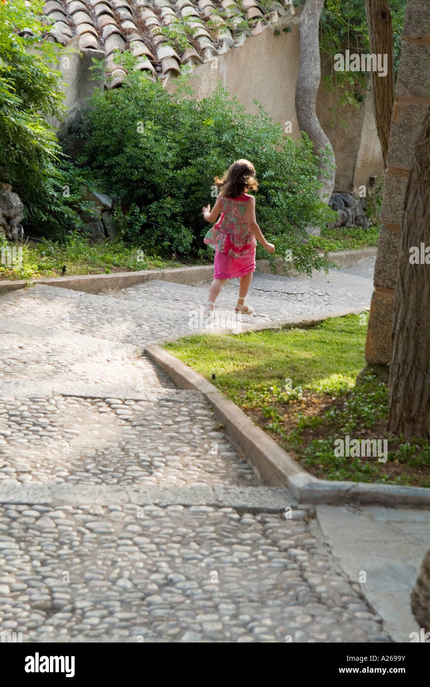 Jeune fille courir vers le bas comme suit Banque D'Images