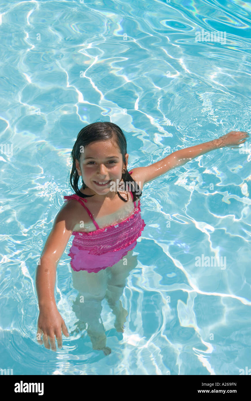 Jeune fille debout dans piscine smiling Banque D'Images