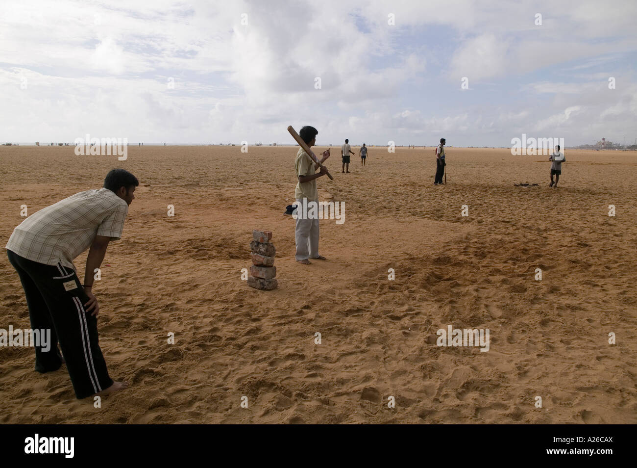 Jouer au cricket sur la plage de Chennai Inde Banque D'Images