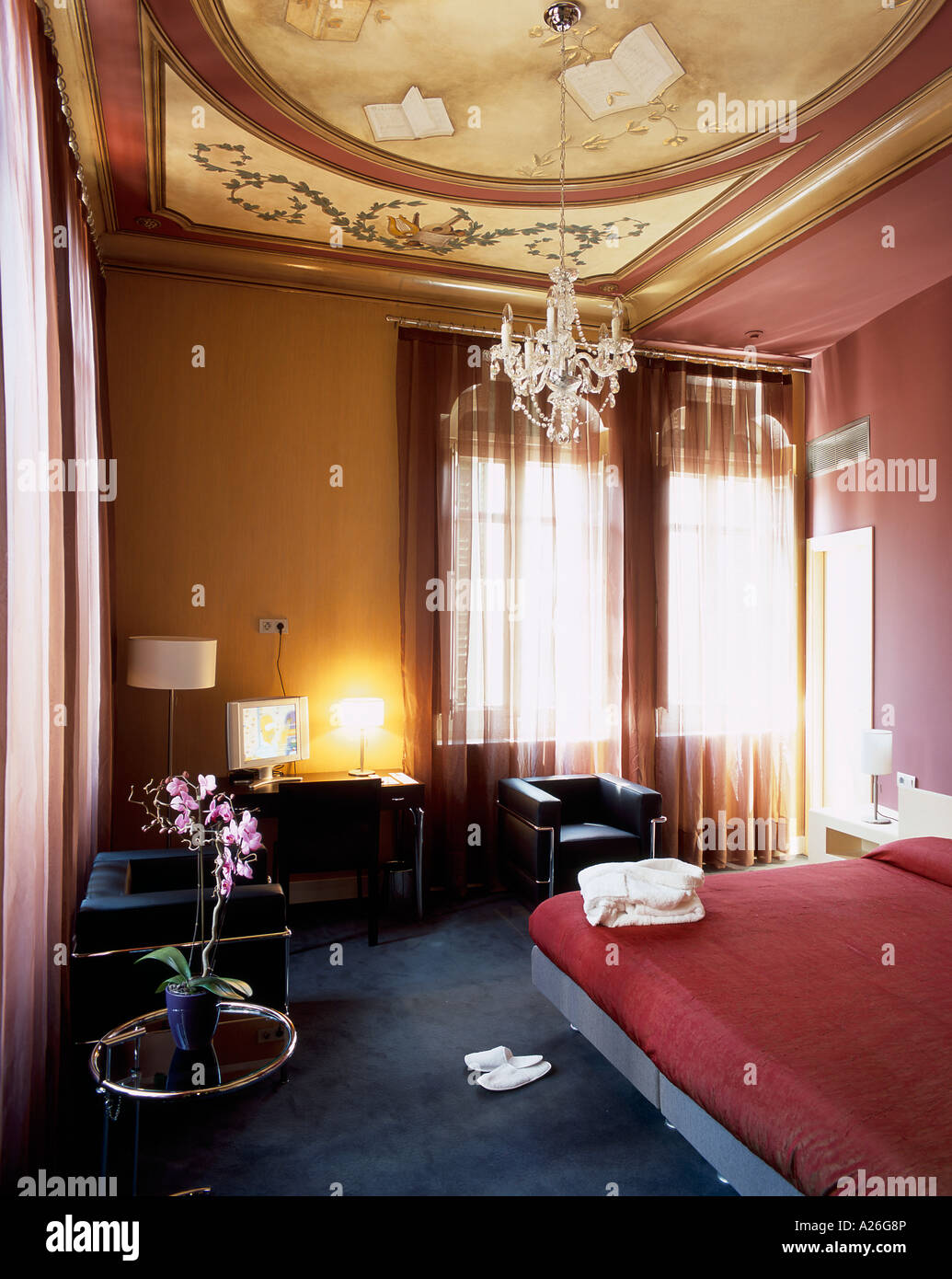 Vue d'un chandelier dans une élégante chambre Banque D'Images