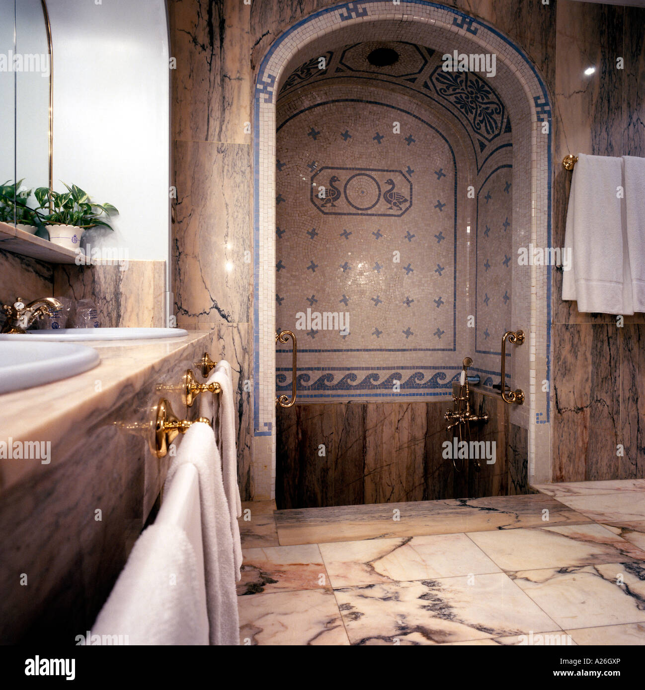 Vue d'une cabine de douche bien conçu dans une salle de bains Banque D'Images