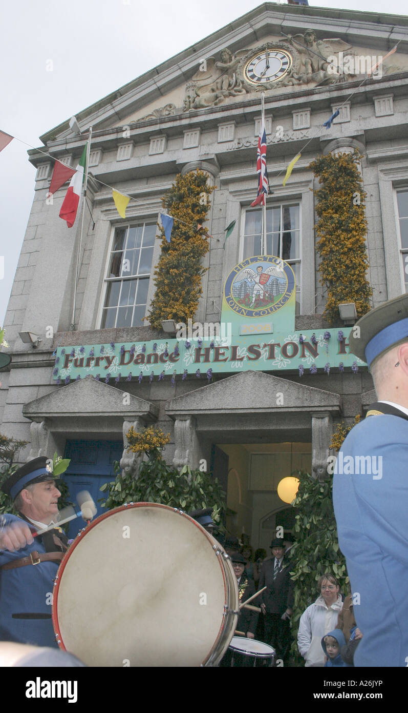 Pour une autre année ! Le batteur de l'Helston Bandes ville marque le début de la danse Furry Helston Banque D'Images