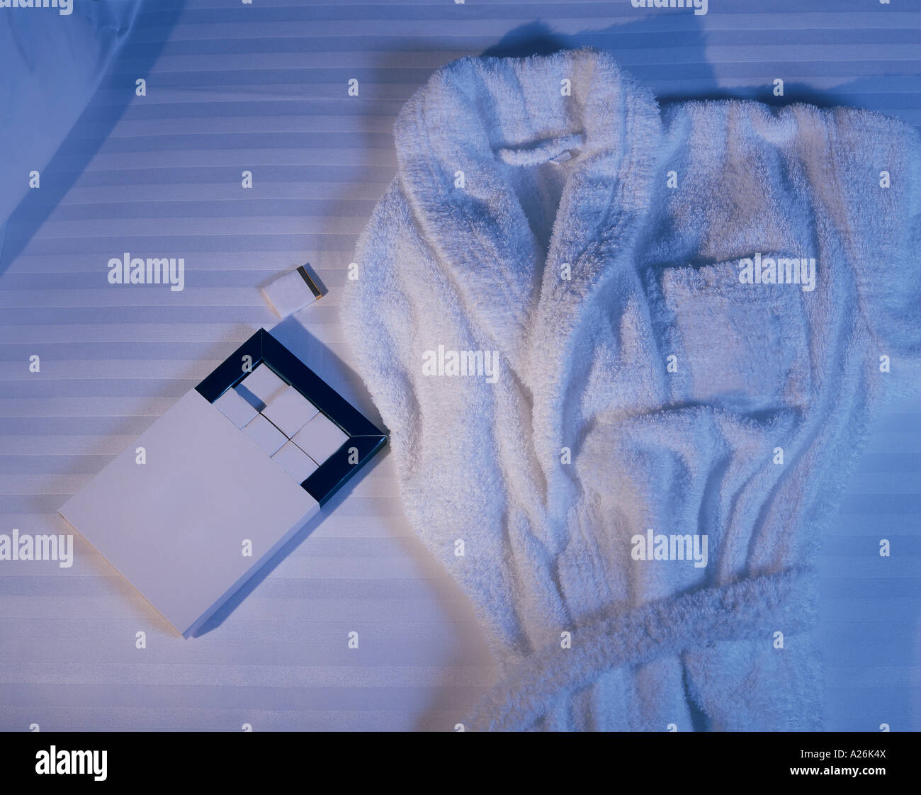 Close up d'un peignoir blanc sur un lit Banque D'Images