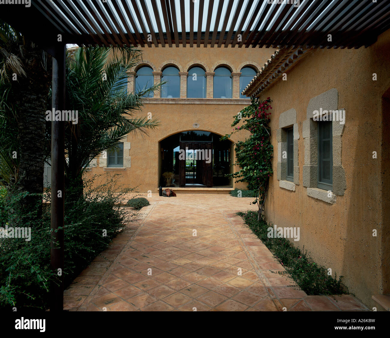 Vue d'un porche à l'extérieur d'un bâtiment élégant Banque D'Images