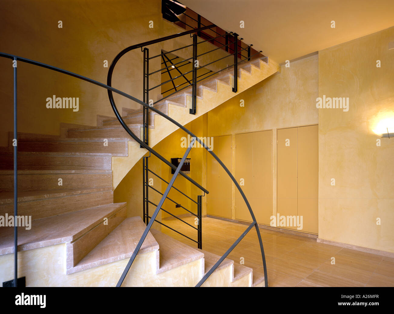 Vue d'un escalier d'enroulement avec de grandes étapes Banque D'Images