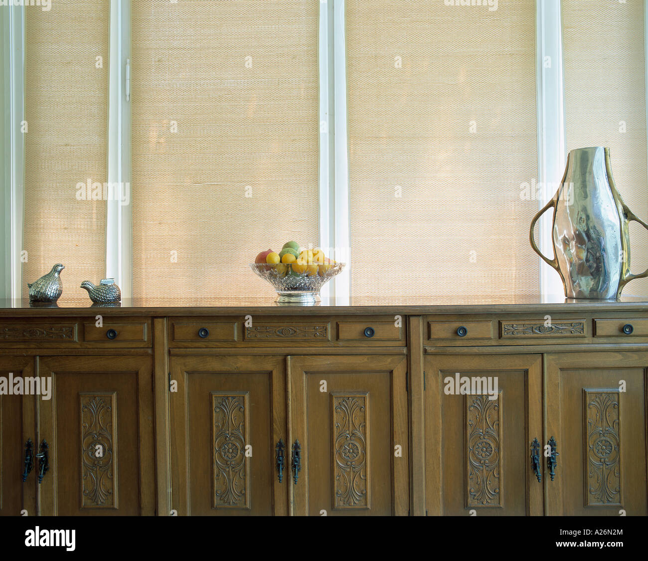 Vue d'un bol de fruits sur une armoire en bois Banque D'Images