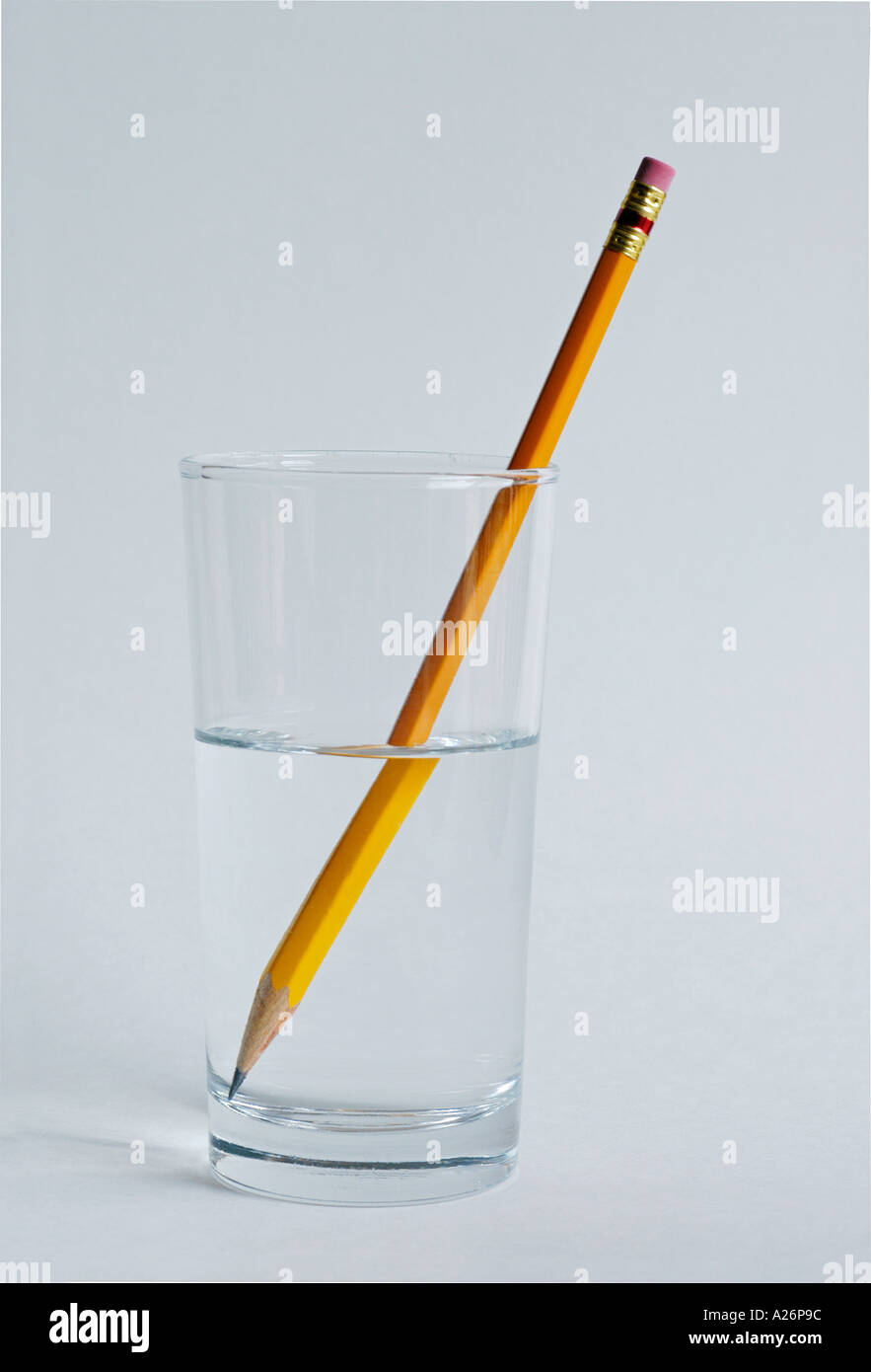 Crayon dans un verre d'eau comme une illustration de réfraction de la lumière Photo Stock Alamy
