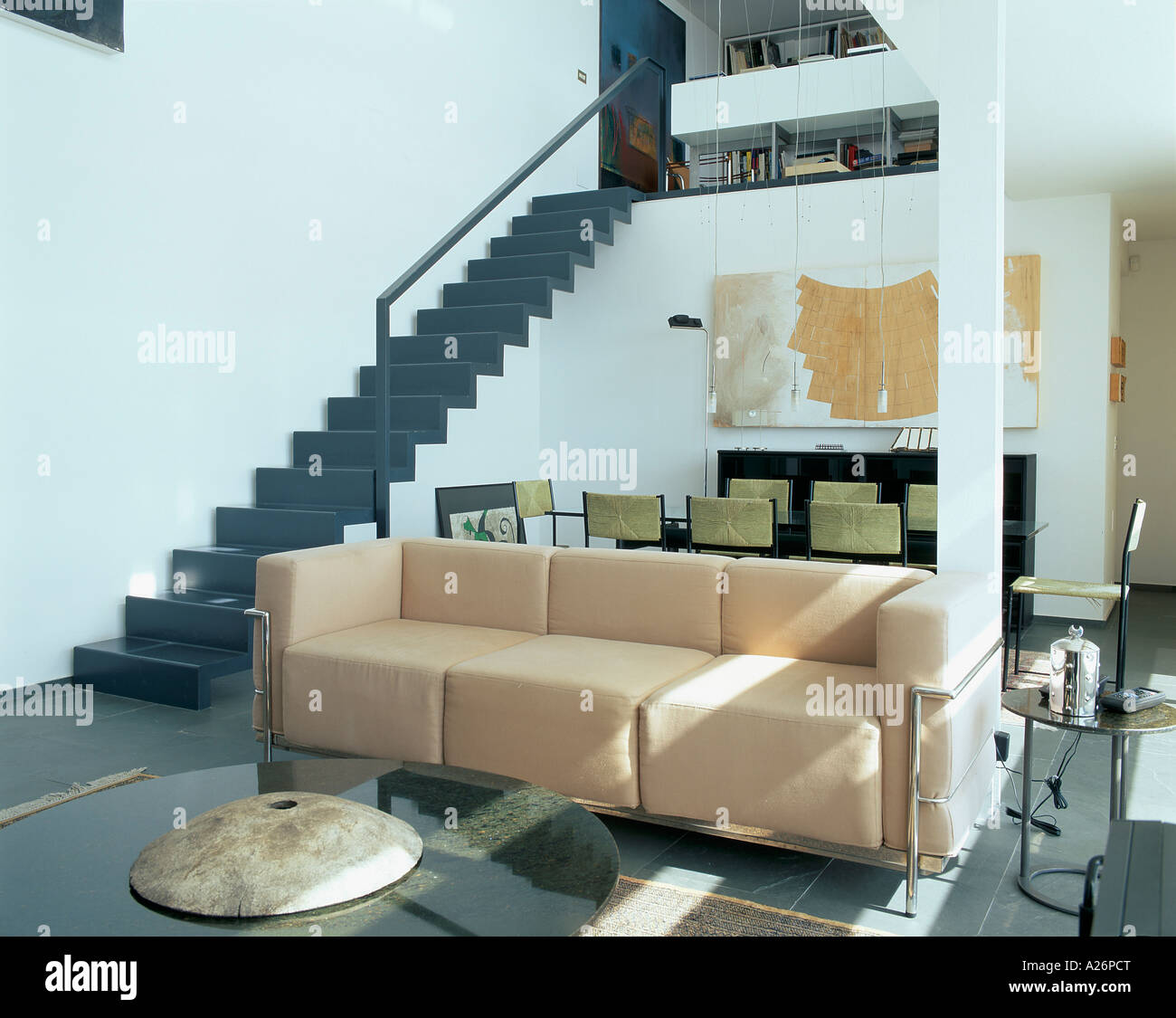 Vue d'un escalier à côté d'une élégante salle à manger Banque D'Images