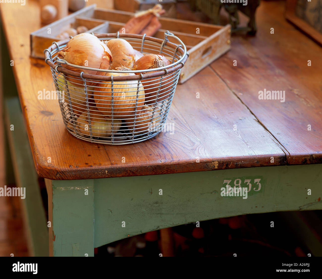 Close up d'oignons dans un panier Banque D'Images