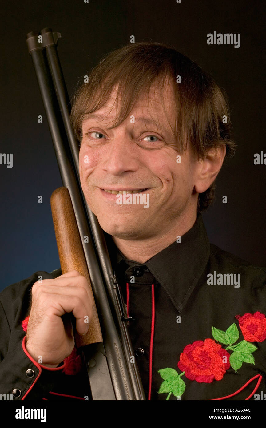 Homme avec une fente chin Savage carabine et portant des tee Banque D'Images