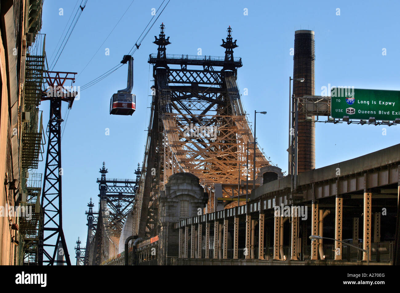 Le Téléphérique de Roosevelt Island longe pont Queensborough 59e rue le reliant au centre de Manhattan New York City Banque D'Images