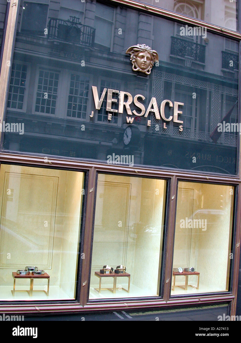 Boutique de bijoux Versace et signer avec vitrine, à New Bond Street, City of Westminster, London W1, Angleterre, Royaume-Uni. Banque D'Images