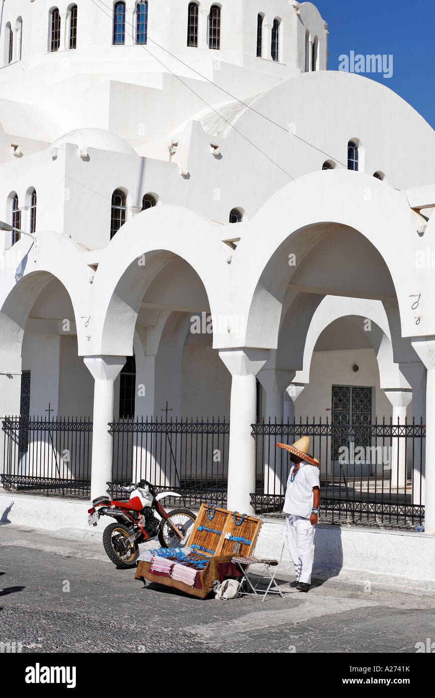 Un colporteur avant l'église metropolis ypapanti, Fira, Santorini, grec Banque D'Images