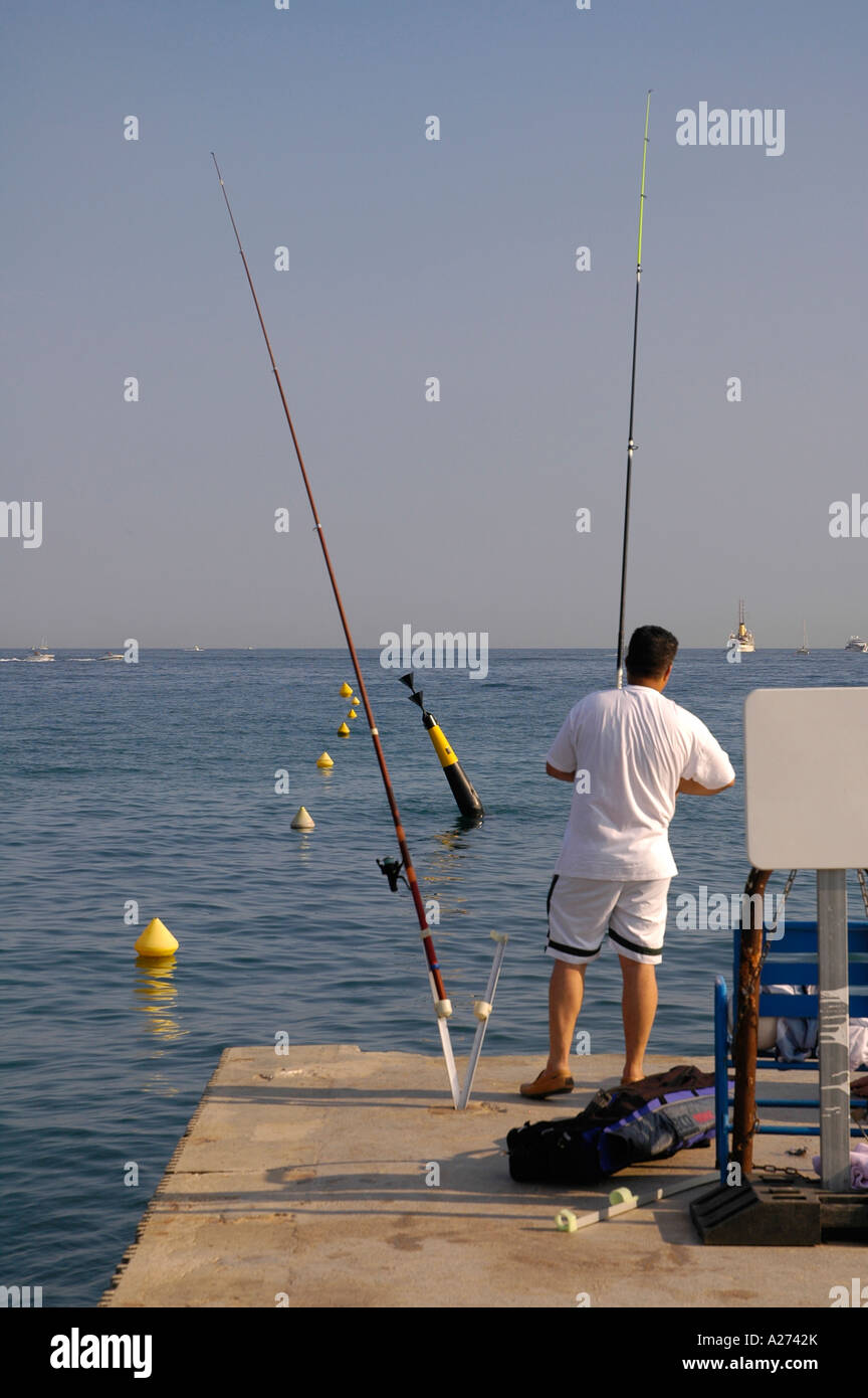 L'homme pêche à Cannes, Côte d'Azur, France, Europe Banque D'Images