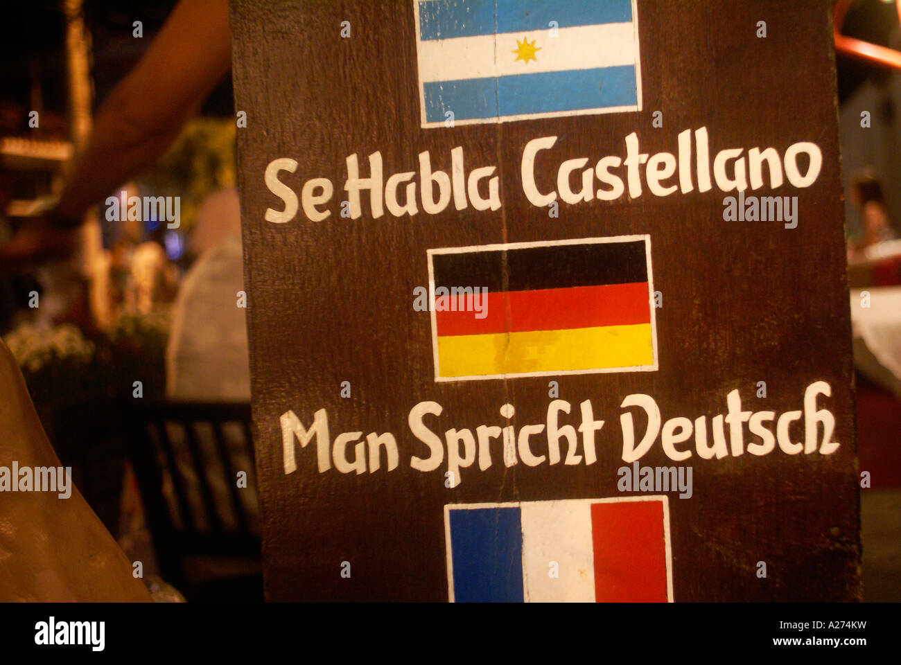Pancarte dans un restaurant à Buzios, Brésil disant 'Man spricht Deutsch' et 'Se Habla Castellano' avec drapeau allemand Banque D'Images