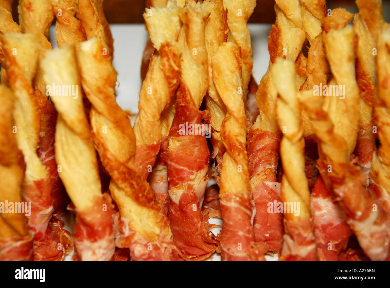 Haute cuisine gastronomique hors d'oeuvre parmesan ail Bâtonnets enveloppés dans du jambon prosciutto vieilli Banque D'Images