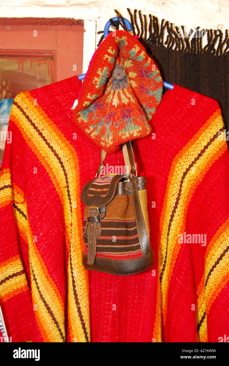 Chili Santiago Pueblito de Los Domínicos shopping vêtements traditionnels Banque D'Images