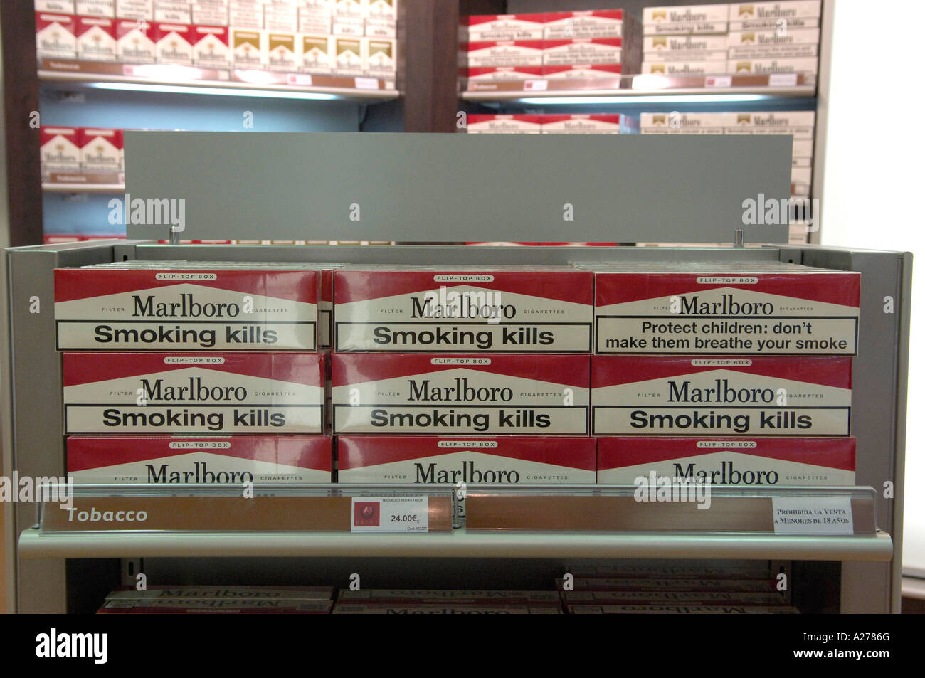 Cartouches de Cigarettes Boutique hors taxes à l'Aéroport de Tenerife Sur Canaries Espagne Banque D'Images