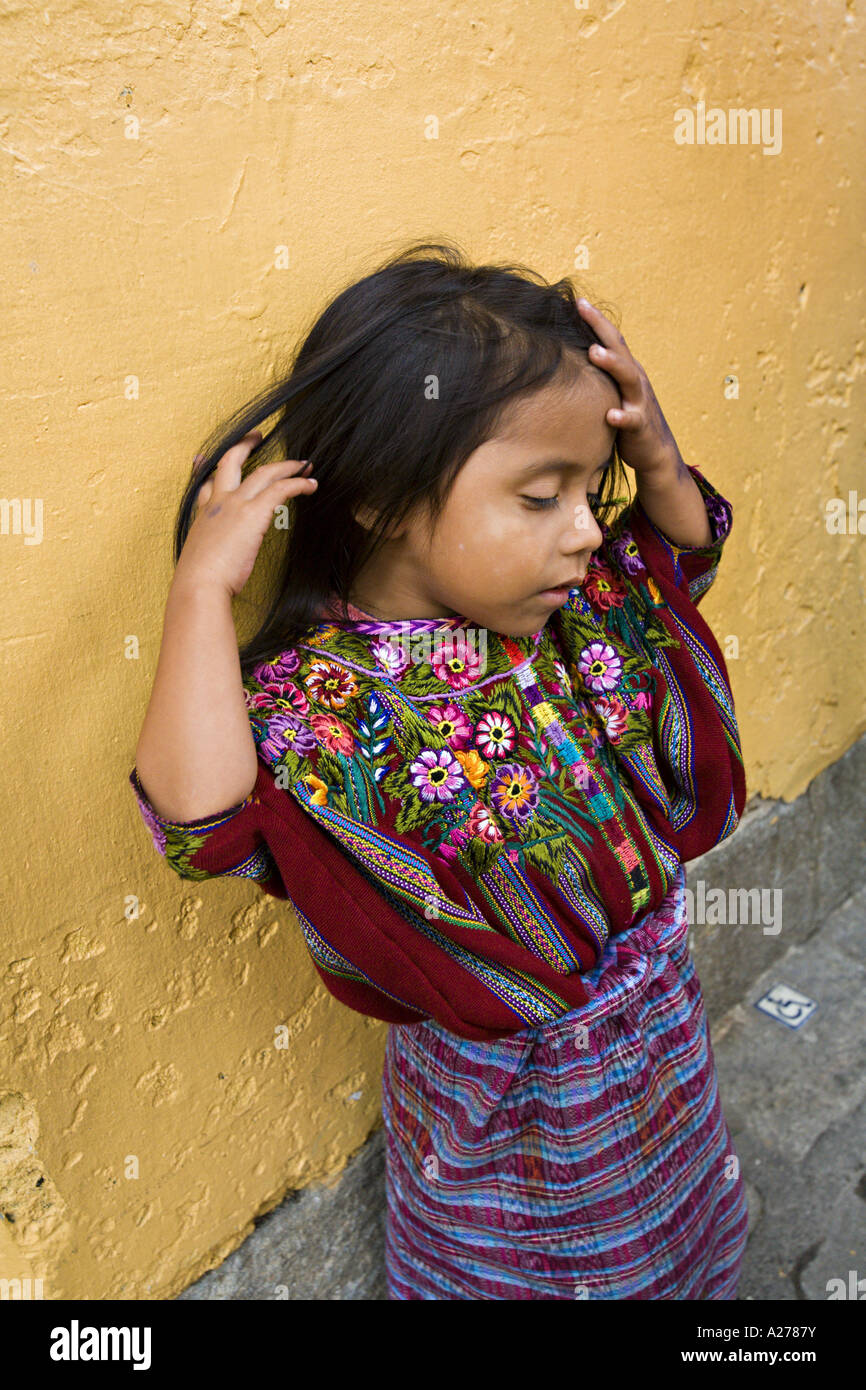 GUATEMALA ANTIGUA Jeune fille en Cakchiquel traditionnel et magnifiquement brodé huipil corte Banque D'Images