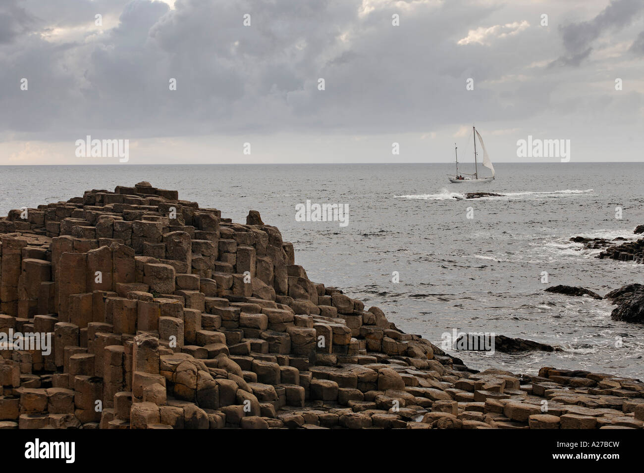 Bateau à voile et de colonnes de basalte de la Giant's Causeway, à Londonderry, en Irlande du Nord Banque D'Images