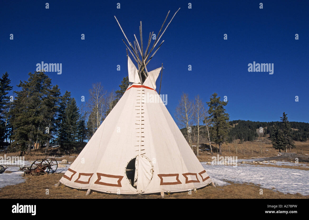 Tipi indien dans l'Alberta, Canada Photo Stock - Alamy