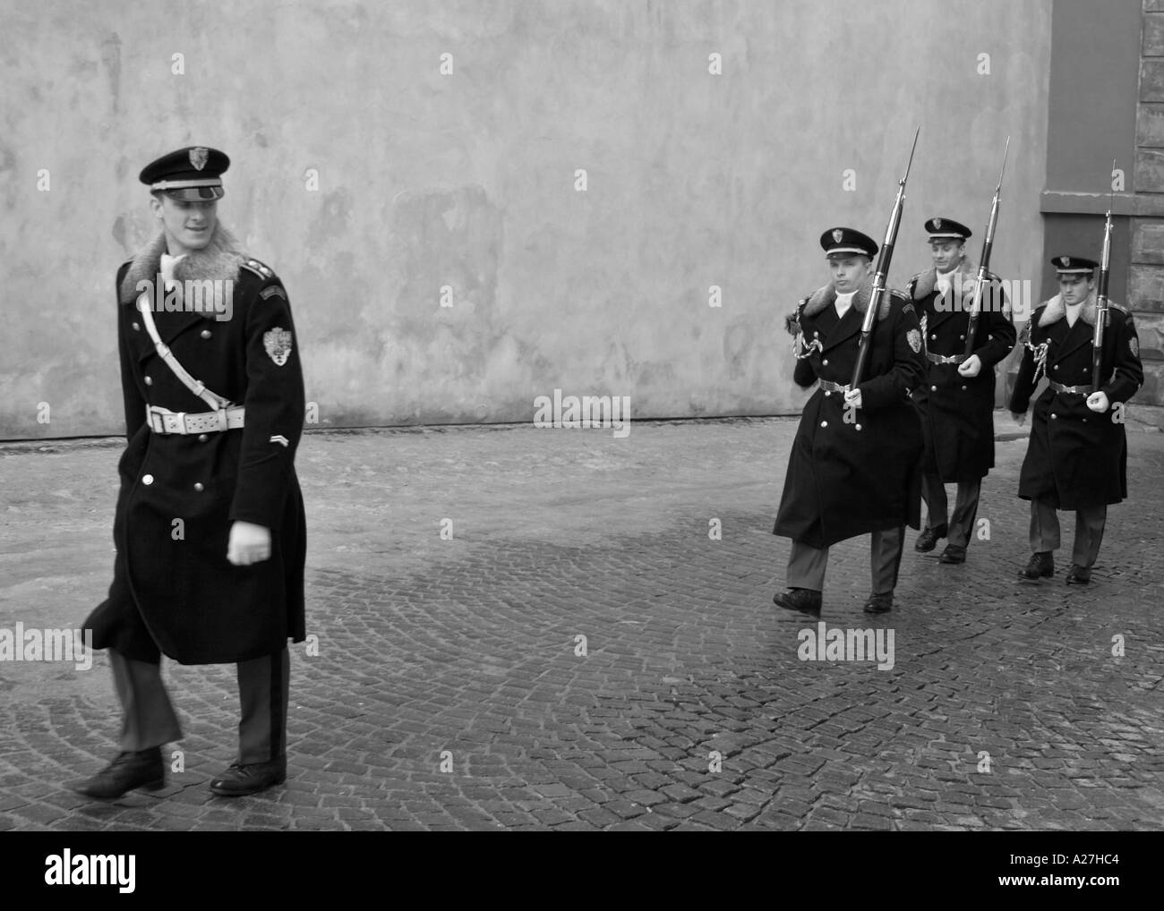 Les gardes tchèque marchant vers le château de Prague République Tchèque Banque D'Images