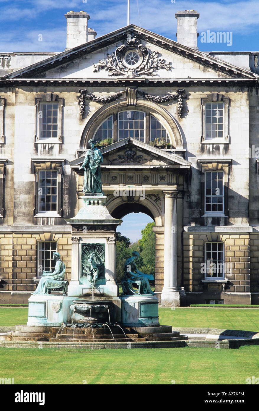 Avis de King's College de Cambridge avec fontaine, vu de nonnes Banque D'Images