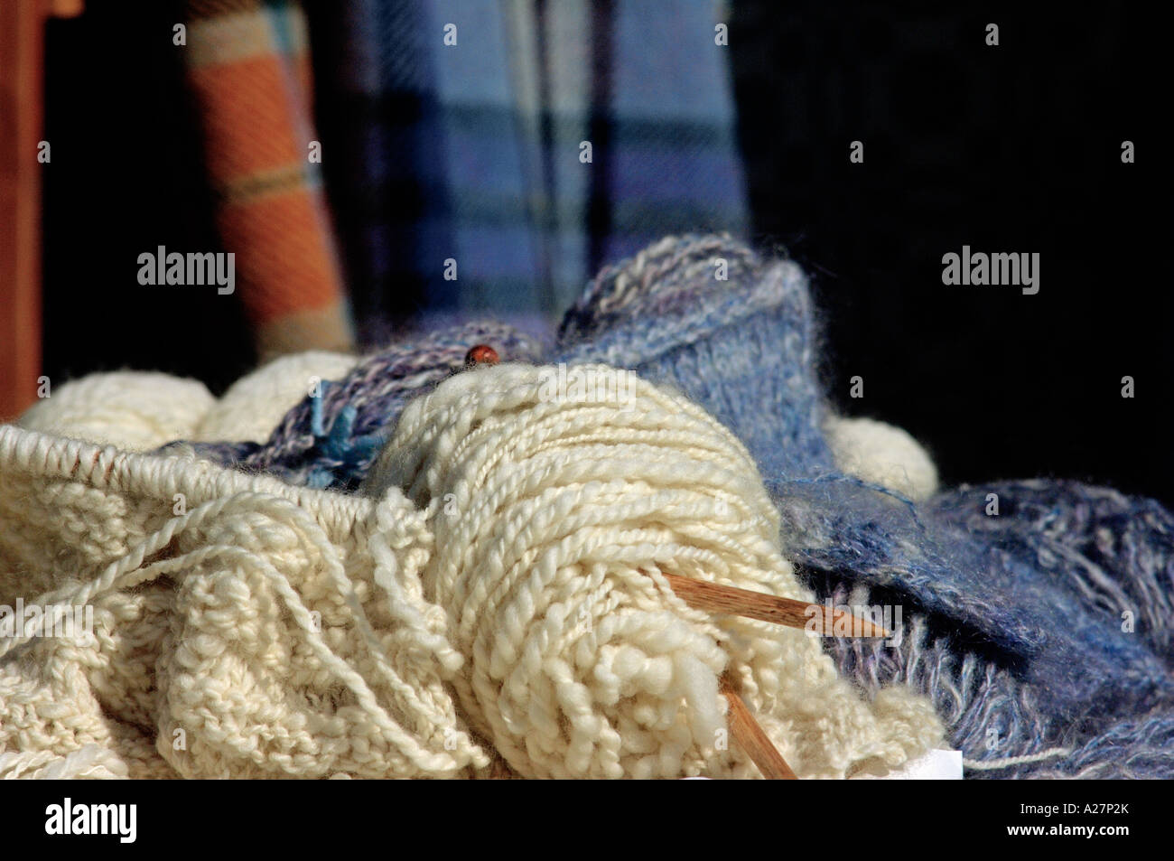 Aiguilles à tricoter et la laine filées à un reenactment Yorktown en Virginie. Photographie numérique Banque D'Images