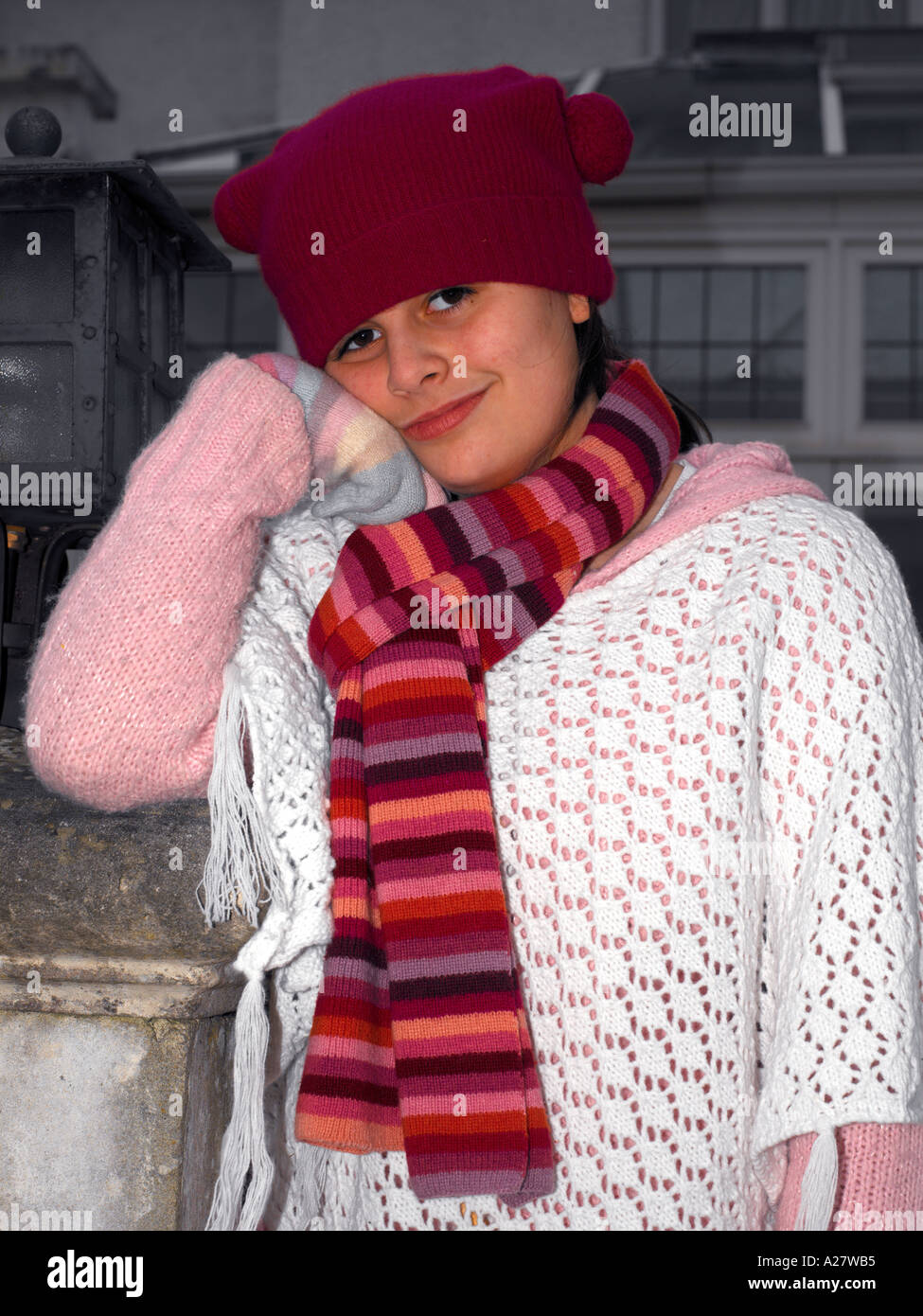 13 ans, fille, porter des gants de laine écharpe bonnet de laine Poncho Cavalier Banque D'Images