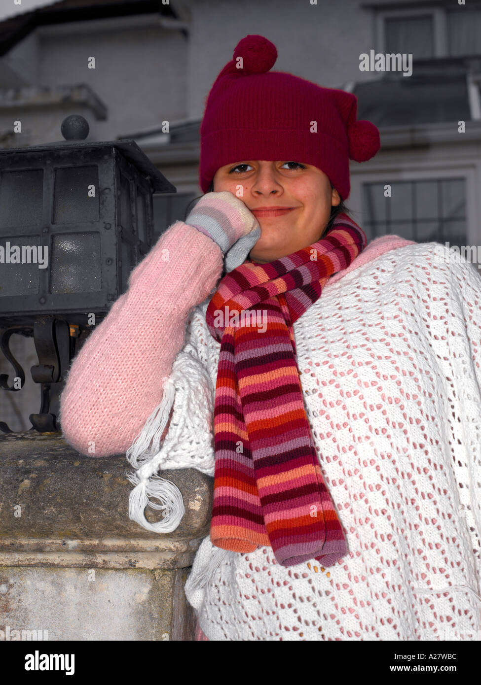 13 ans, fille, porter des gants de laine écharpe bonnet de laine Poncho Cavalier Banque D'Images