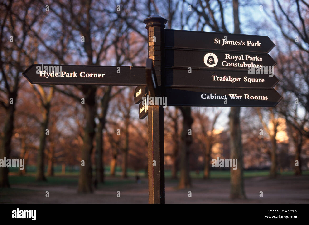 Parcs royaux sign in Green Parc indiquant à Hyde Park Corner, Trafalgar Square, etc., City of Westminster, London Banque D'Images