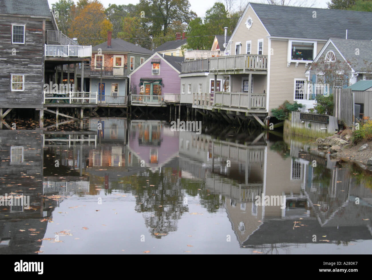 Maisons au bord de l'eau avec reflets dans l'eau au port de Kennebunkport dans le Maine USA Banque D'Images