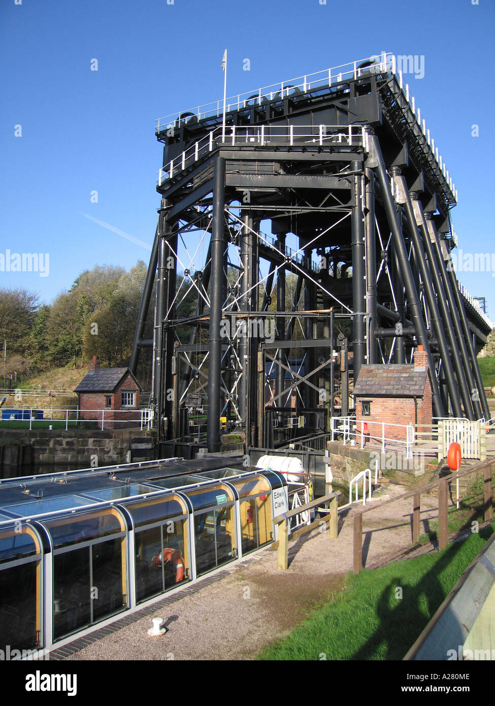 British Waterways Anderton Boat Lift près de Barnton Cheshire sur une belle journée ensoleillée Banque D'Images