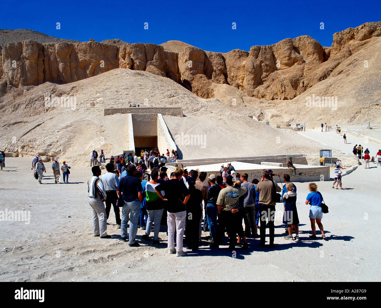 Luxor Egypte Vallée des Rois tombe & Entrée Tour Group Banque D'Images