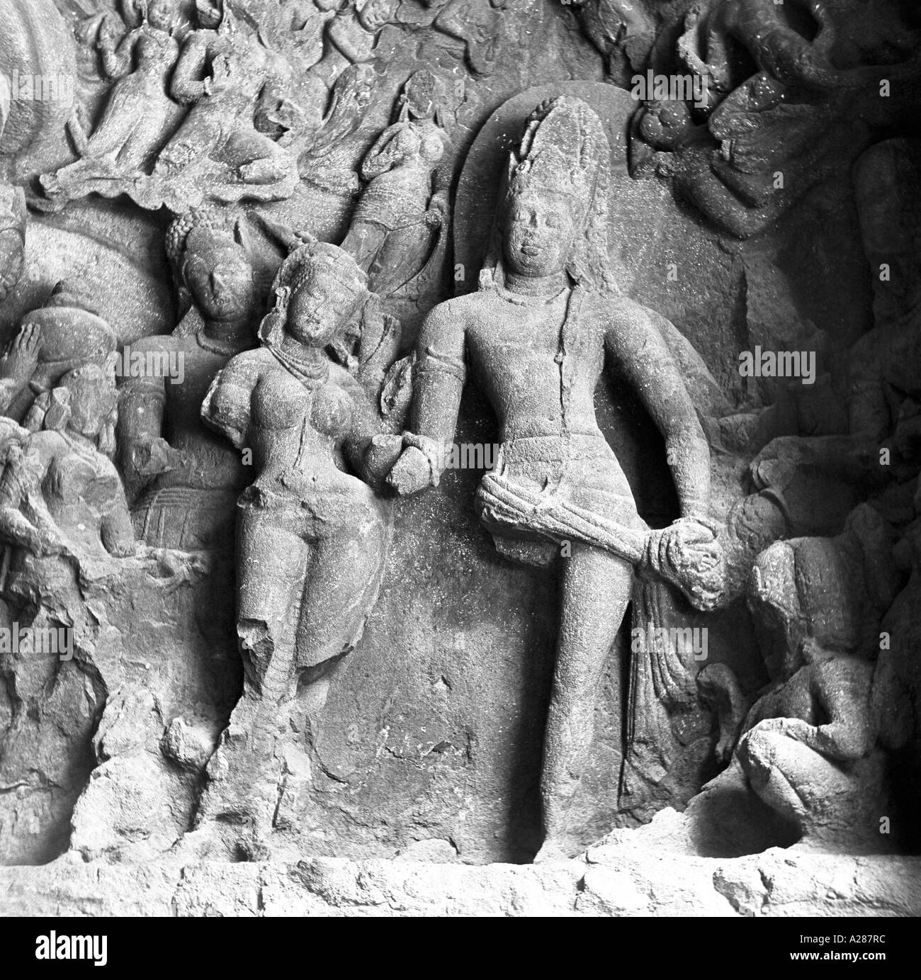 Shiva et Parvathi sculptés en pierre Elephanta Caves Bombay Mumbai Inde Banque D'Images