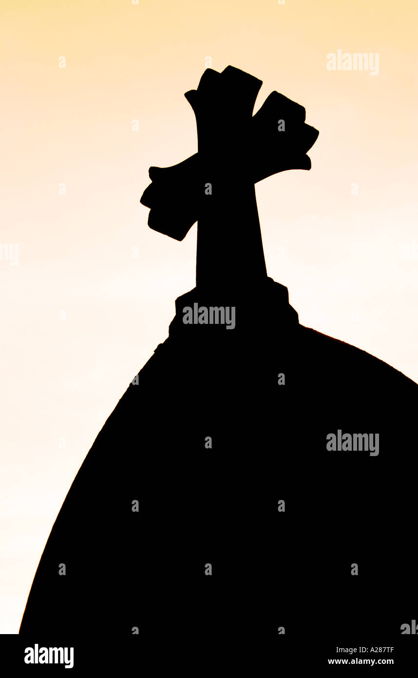 Silhouette de croix en haut de pierre tombale Banque D'Images