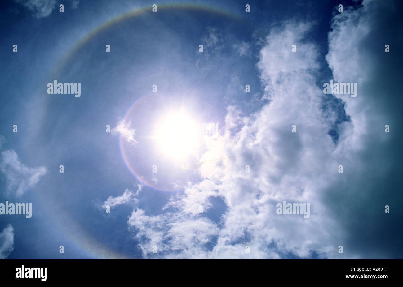 Halo de soleil dans un ciel nuageux Banque D'Images