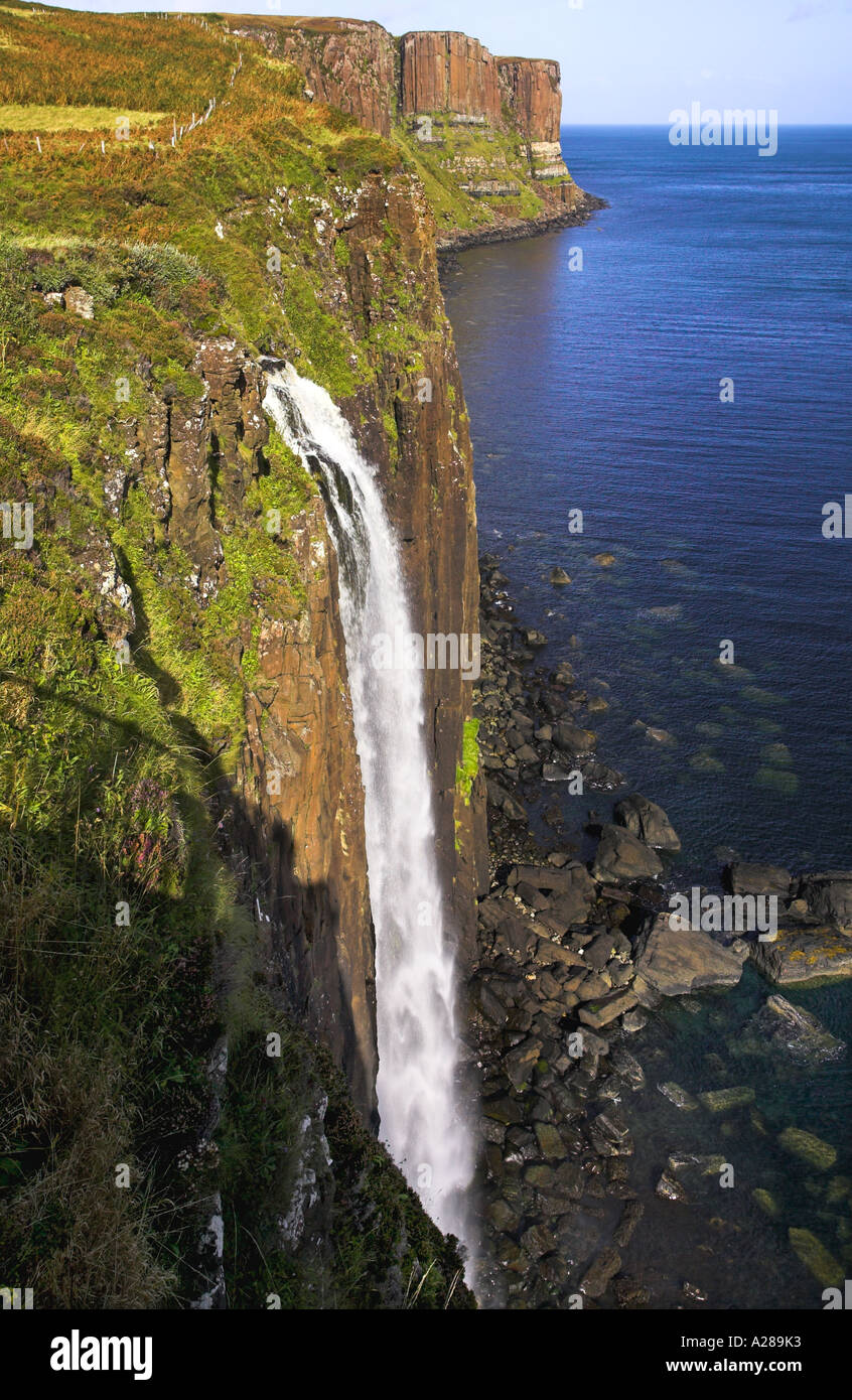 Kilt Rock cascade sur l'île de Skye, en Écosse, Royaume-Uni Banque D'Images