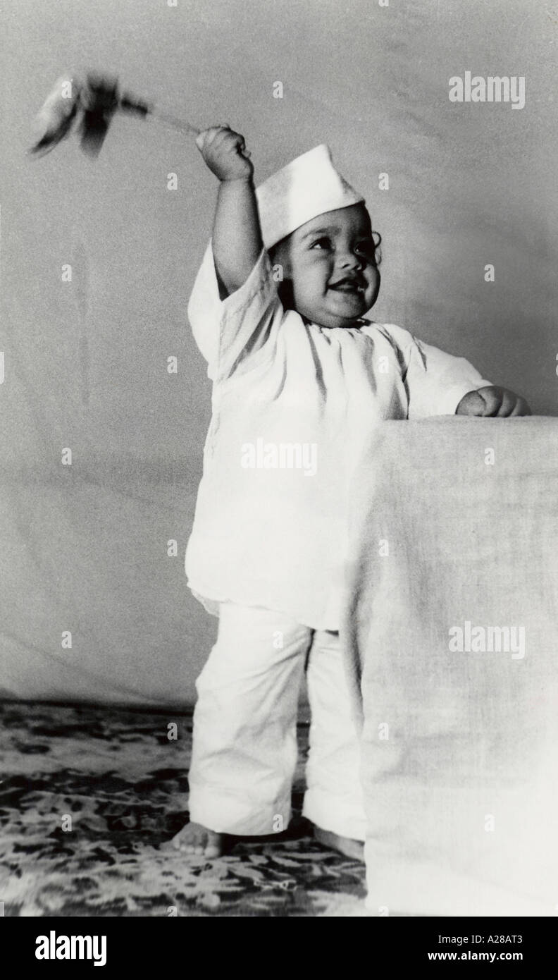 Vêtu de kourta khaddar et de Gandhi cap un enfant vagues le drapeau national indien sur le jour de l'indépendance 1947 Banque D'Images