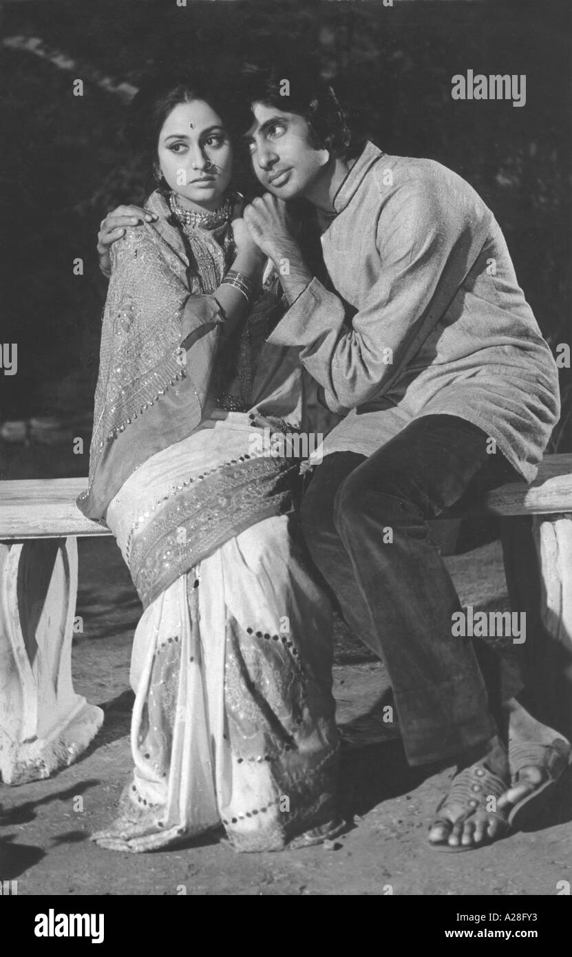 Amitabh Bachchan, acteur de la star du film indien de Bollywood, avec Jaya Bachchan dans le film Ishaara Ek Nazar Inde ancienne image vintage de 1900s Banque D'Images