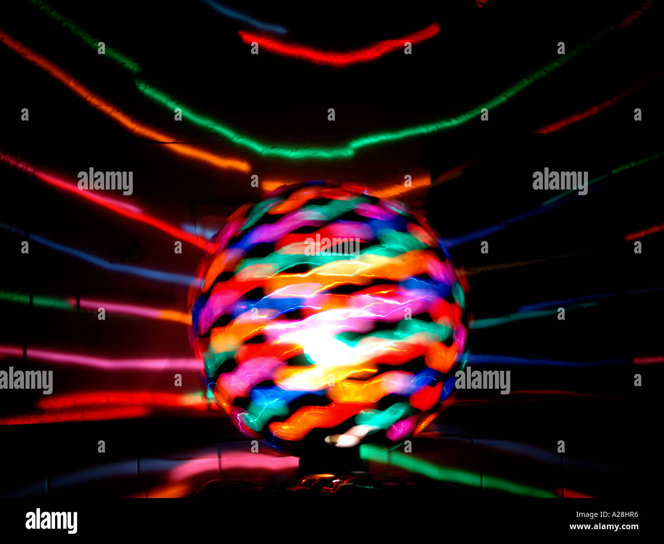 Boule disco light avec effet de flou d'obturation lente Banque D'Images