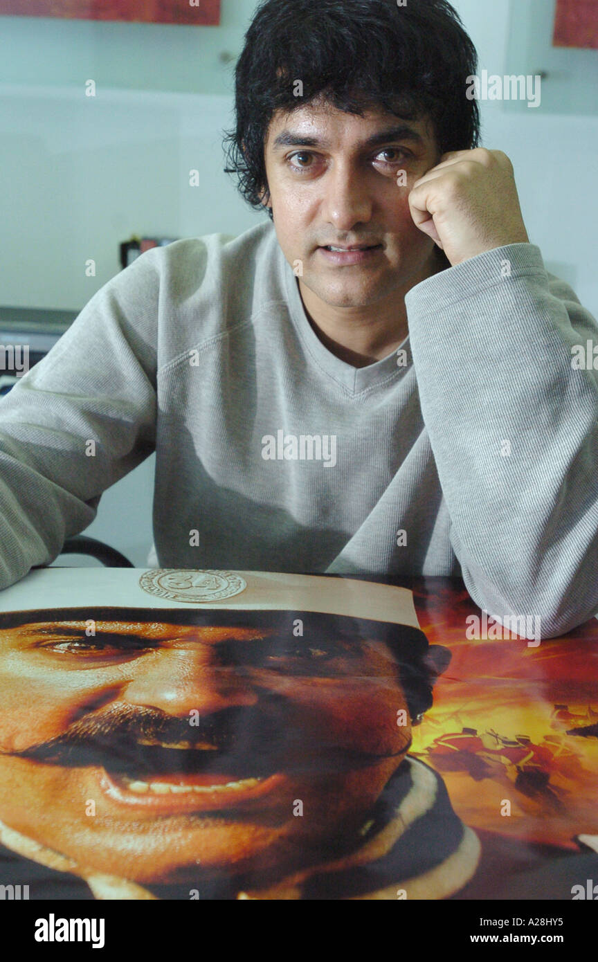 Aamir Khan, acteur Star du cinéma indien de Bollywood hindi avec une affiche de son film Mangal Paandey à Mumbai Inde Banque D'Images